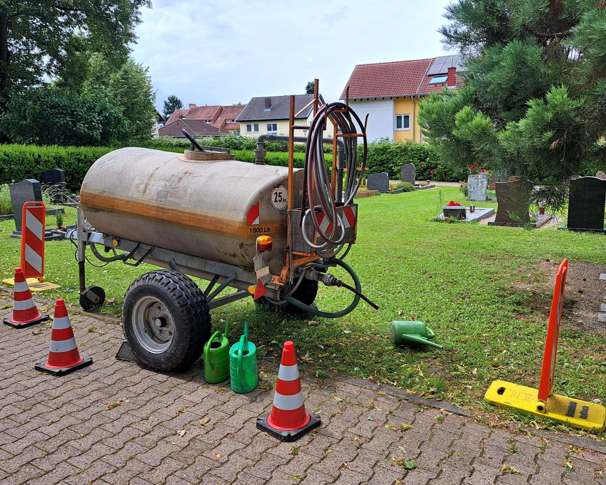
    
            
                    Mobiles Wasserfass zum Auffüllen der Gießkannen auf dem Friedhof
                
        
